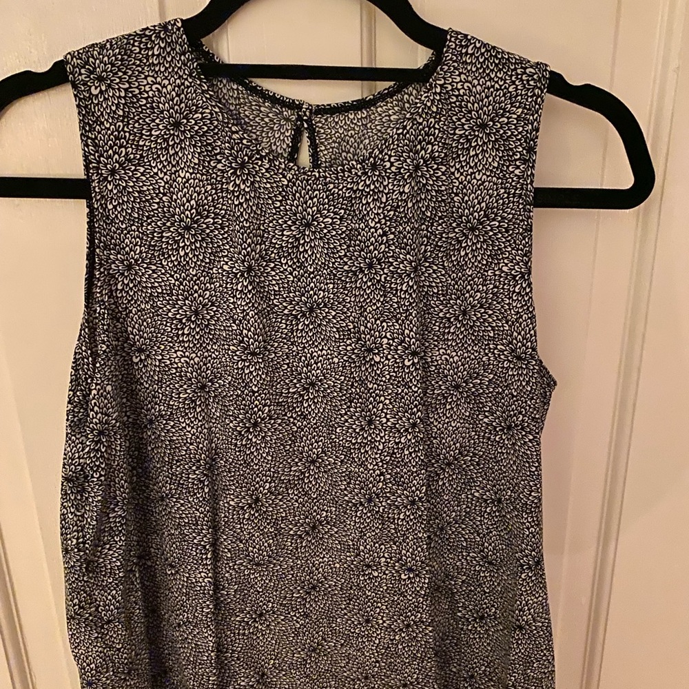 Lululemon size 10 everyday floral patterned top with keyhole back detail